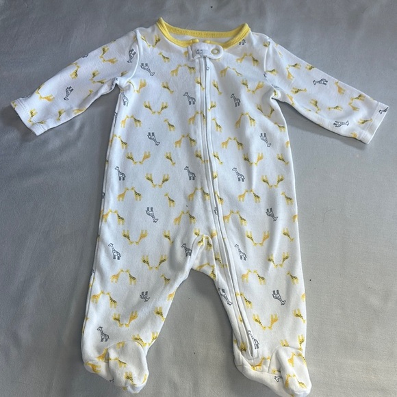 Simple Joys - Yellow and Gray Onesie and sleeper with giraffe design - Picture 3 of 4
